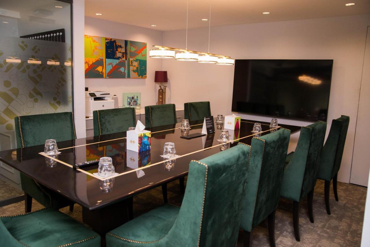 Ambiance Boutique Art Hotel Lahore Eksteriør billede The boardroom at the 2018 edition of the World Economic Forum on the Middle East, Africa and Eurasia