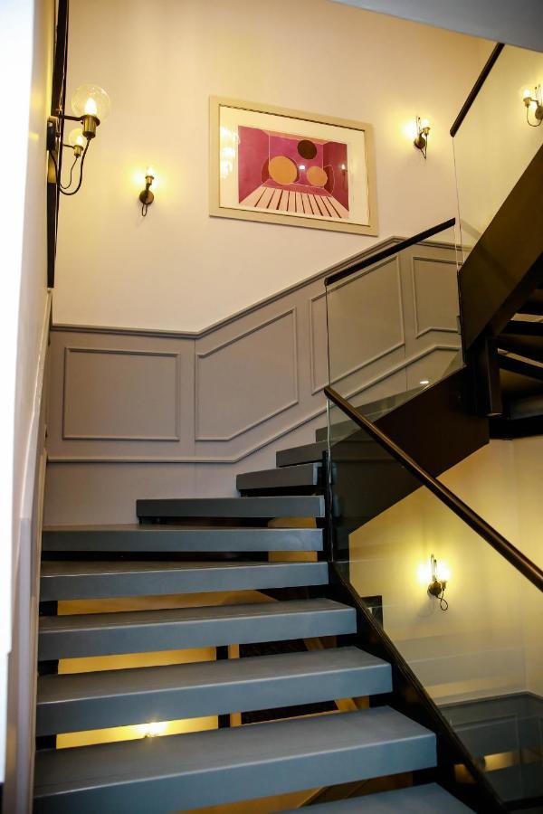 Ambiance Boutique Art Hotel Lahore Eksteriør billede A wainscoting on a staircase