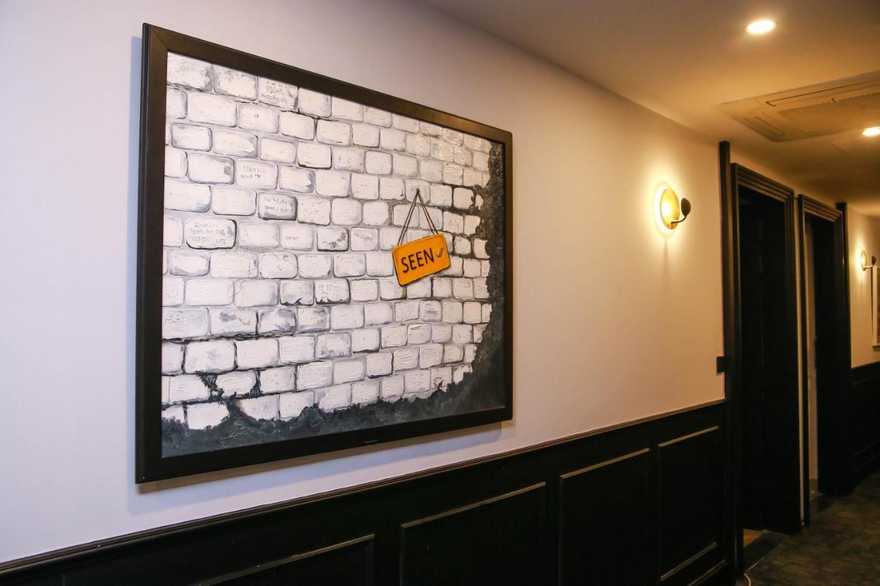 Ambiance Boutique Art Hotel Lahore Eksteriør billede A piece of the Berlin Wall at the British Embassy in Tokyo
