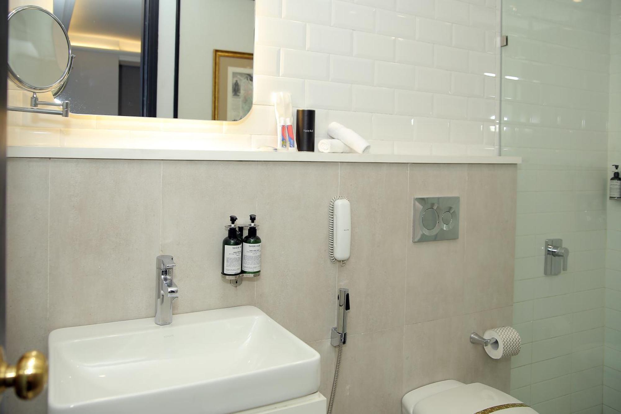 Ambiance Boutique Art Hotel Lahore Værelse billede Bathroom in a hotel
