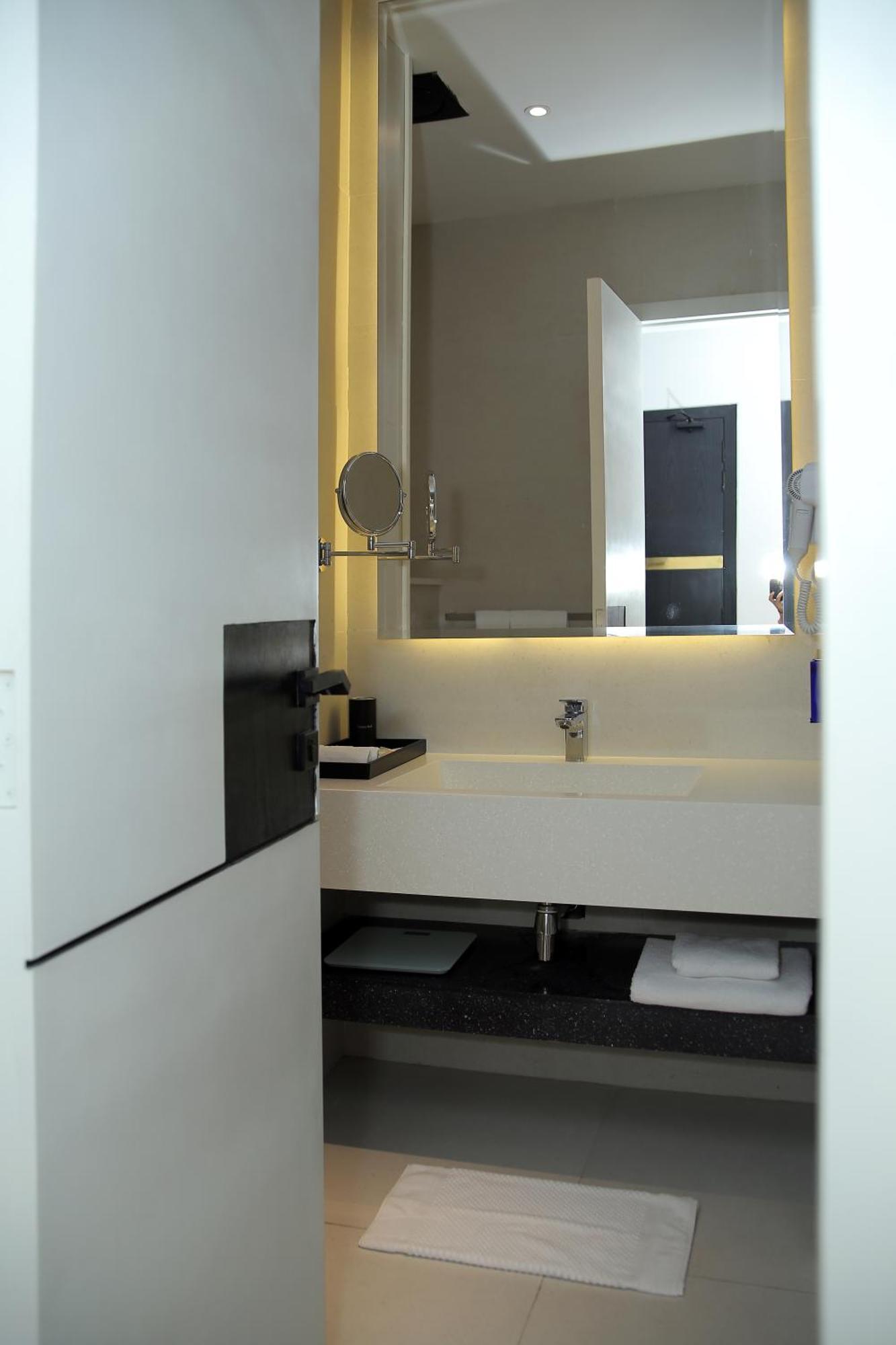 Ambiance Boutique Art Hotel Lahore Eksteriør billede Bathroom