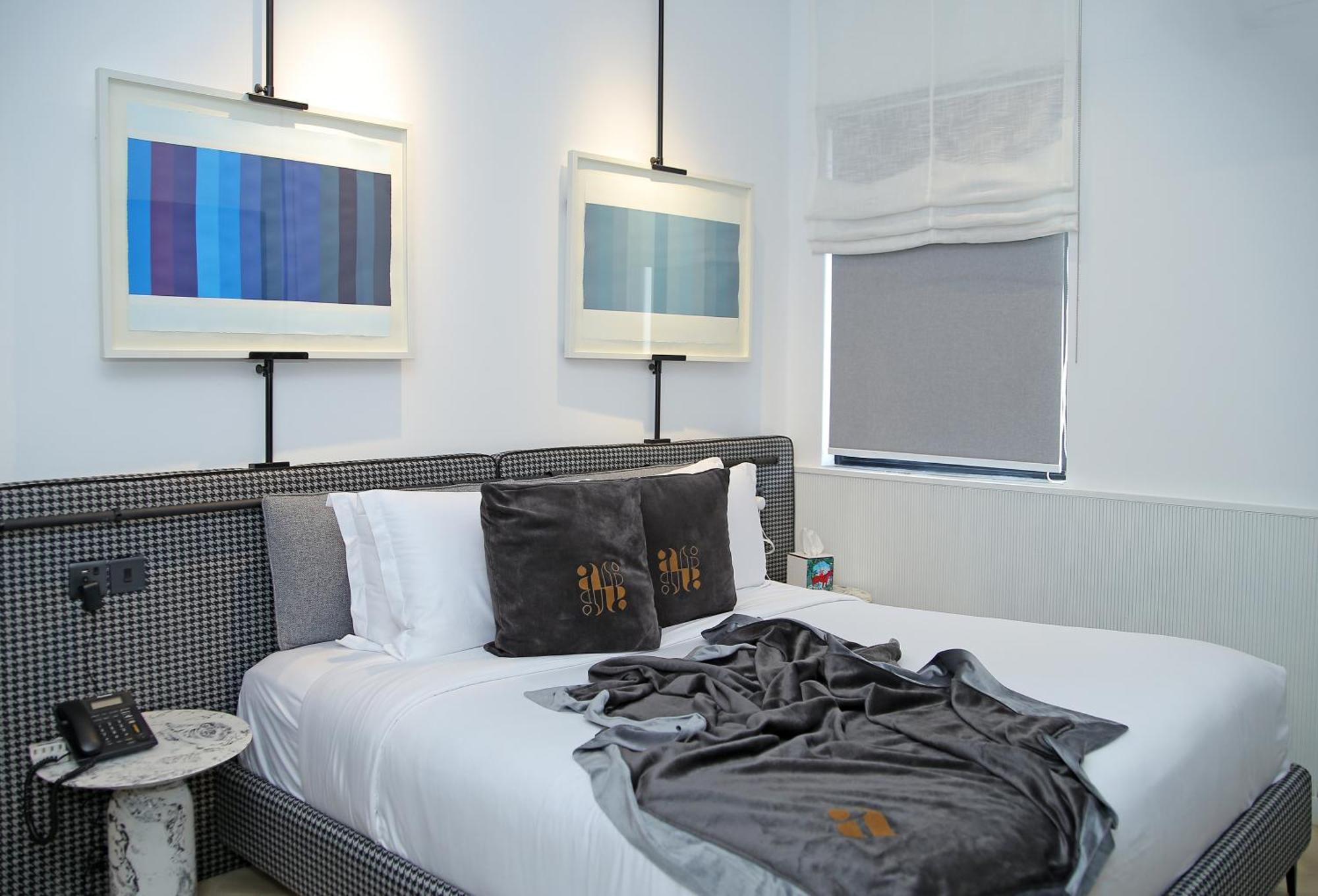 Ambiance Boutique Art Hotel Lahore Værelse billede A bedroom at the Standard East Village