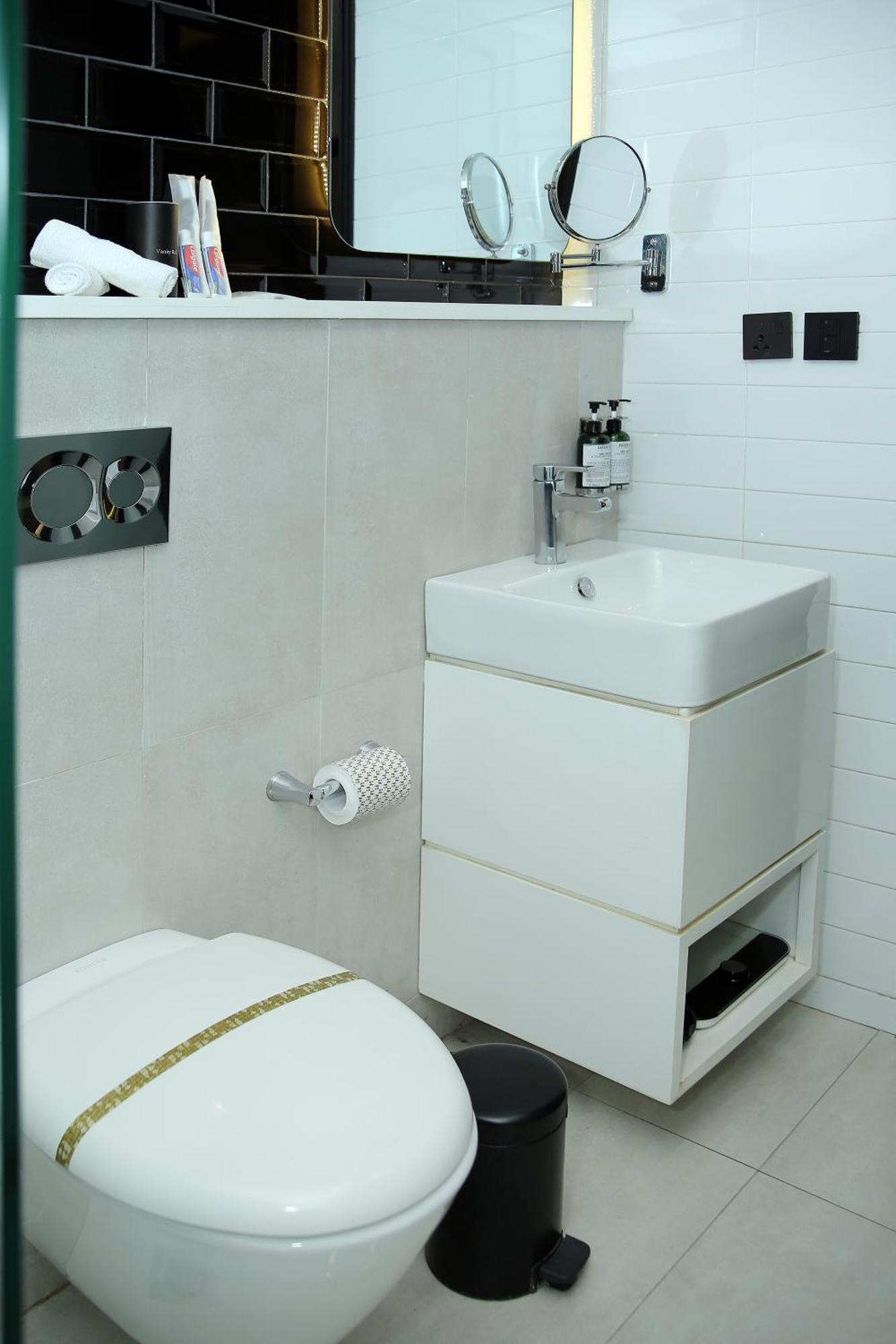Ambiance Boutique Art Hotel Lahore Værelse billede A modern bathroom