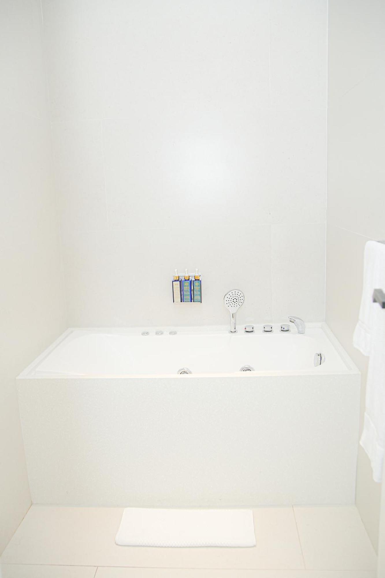 Ambiance Boutique Art Hotel Lahore Værelse billede A shower tray
