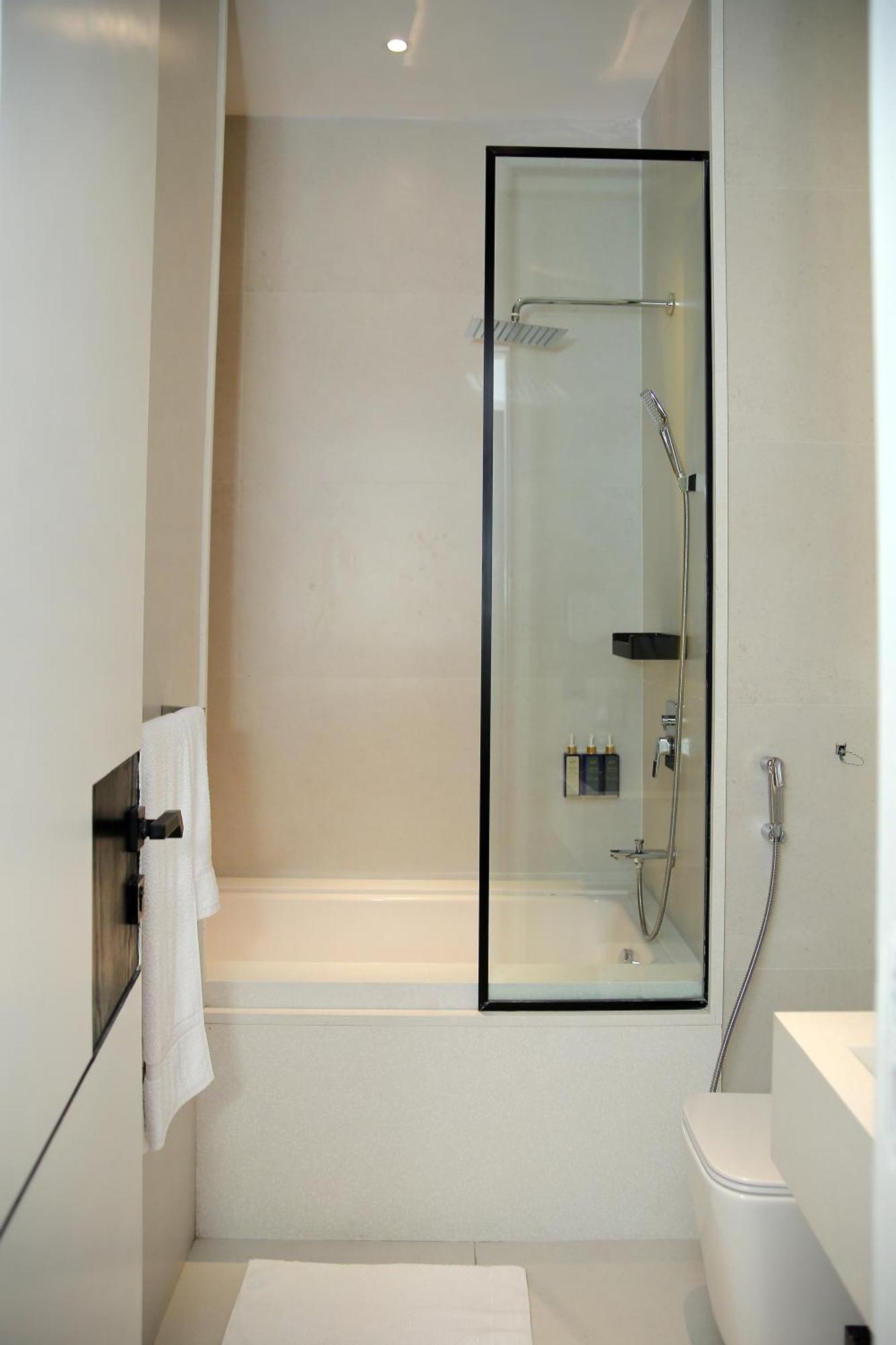 Ambiance Boutique Art Hotel Lahore Eksteriør billede A shower with a sliding door