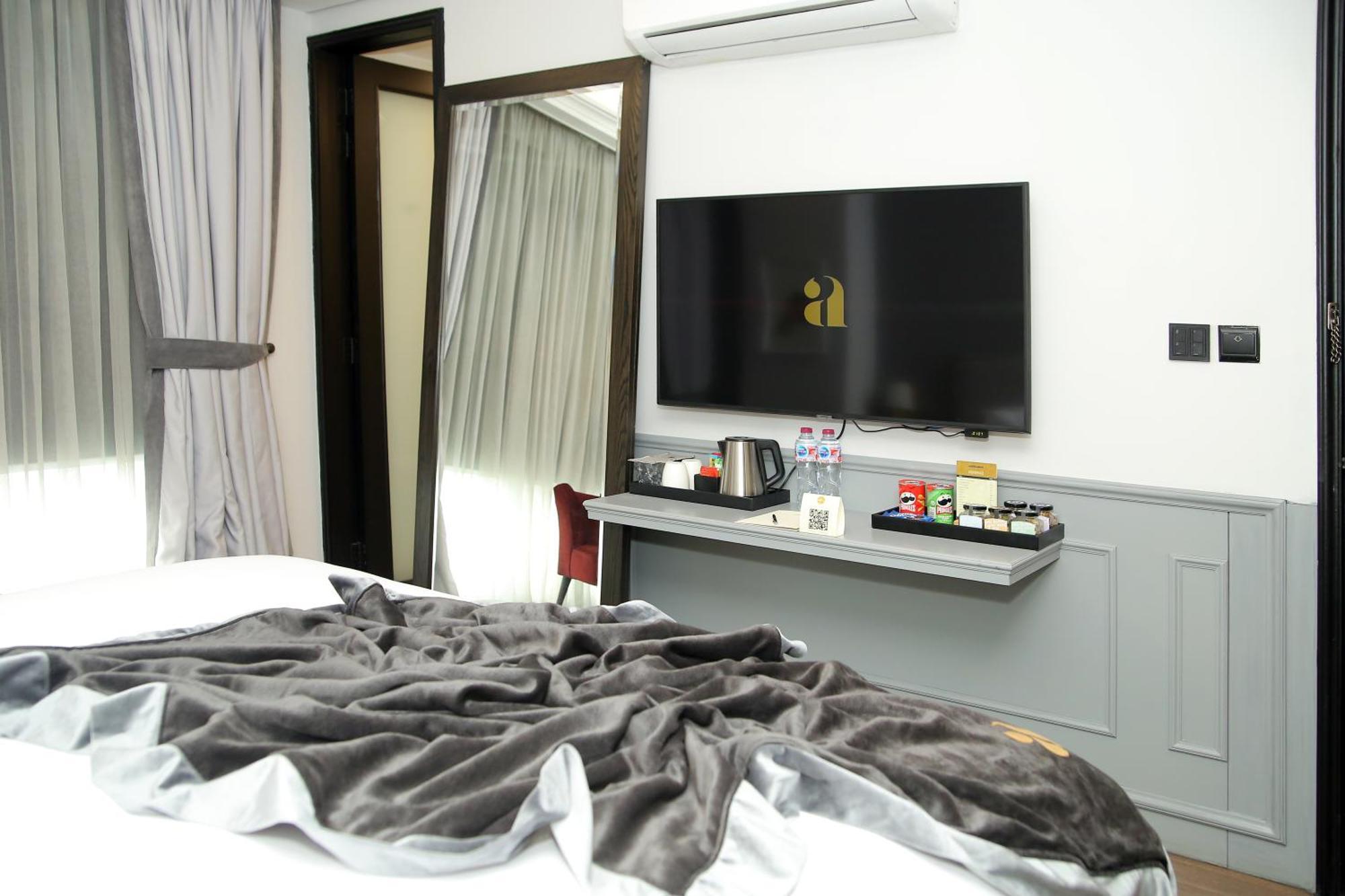 Ambiance Boutique Art Hotel Lahore Værelse billede A television in a hotel room