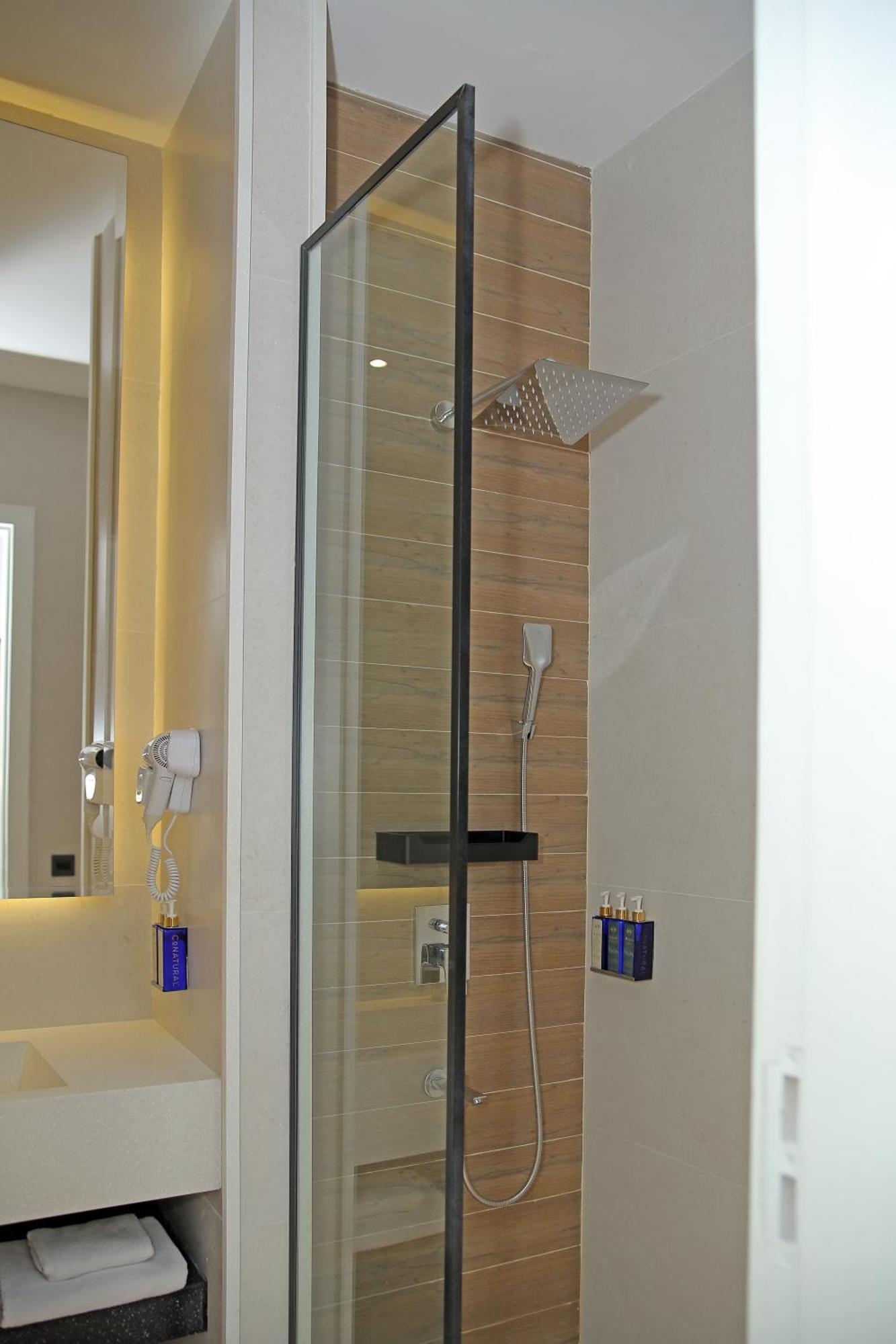 Ambiance Boutique Art Hotel Lahore Eksteriør billede A shower with a fixed shower head and a handheld shower head