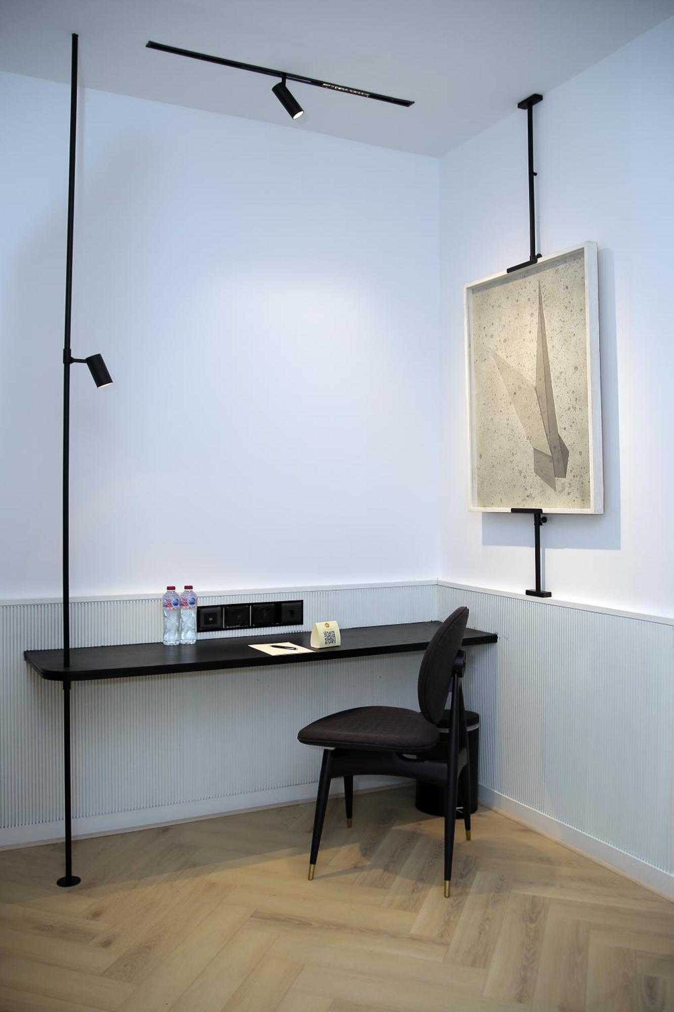 Ambiance Boutique Art Hotel Lahore Værelse billede Floor and table lamps