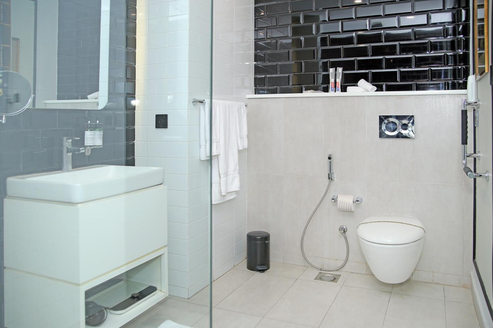 Ambiance Boutique Art Hotel Lahore Værelse billede Bathroom with a bidet and a shower