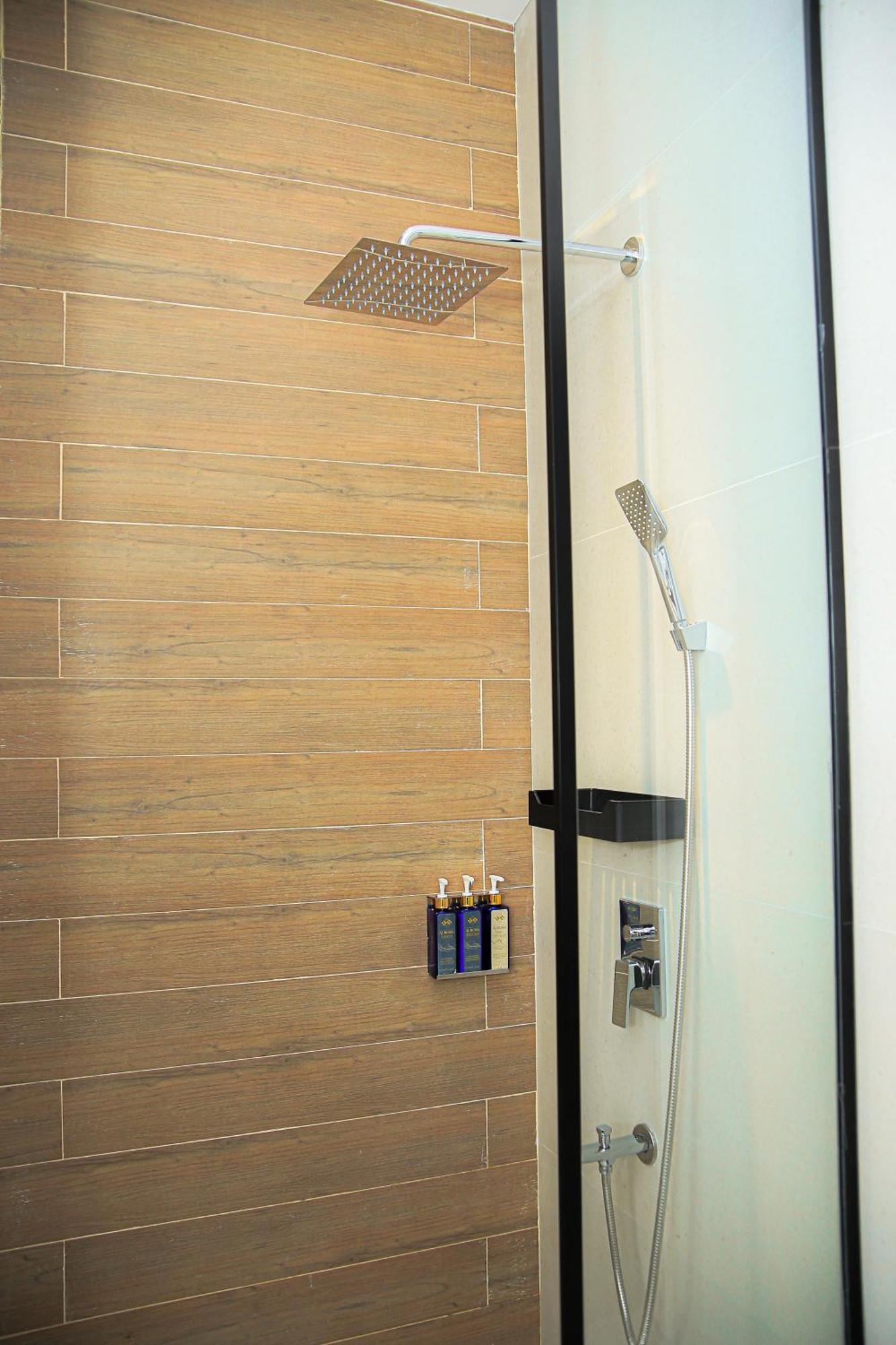 Ambiance Boutique Art Hotel Lahore Værelse billede A shower